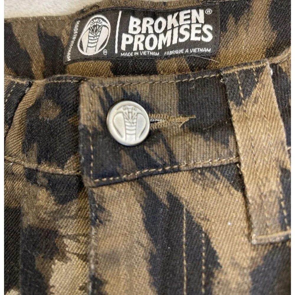 Broken Promises mens jeans NEW! wide leg leopard embroidered snake size 28